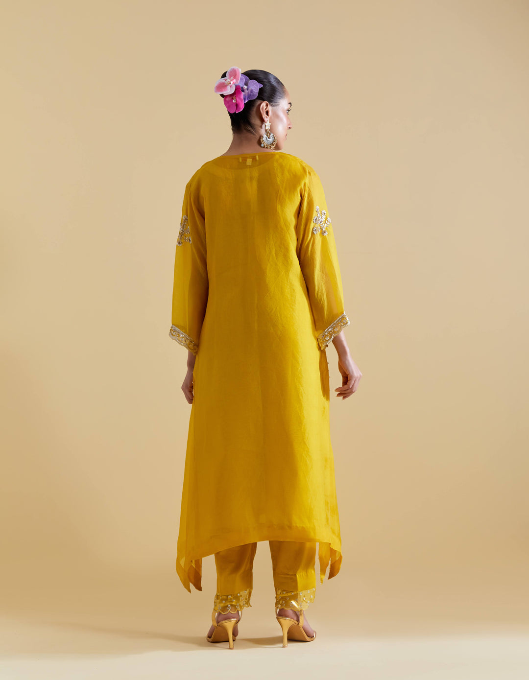 Mustard Scallopped V Neck Kurta Set with a Slip