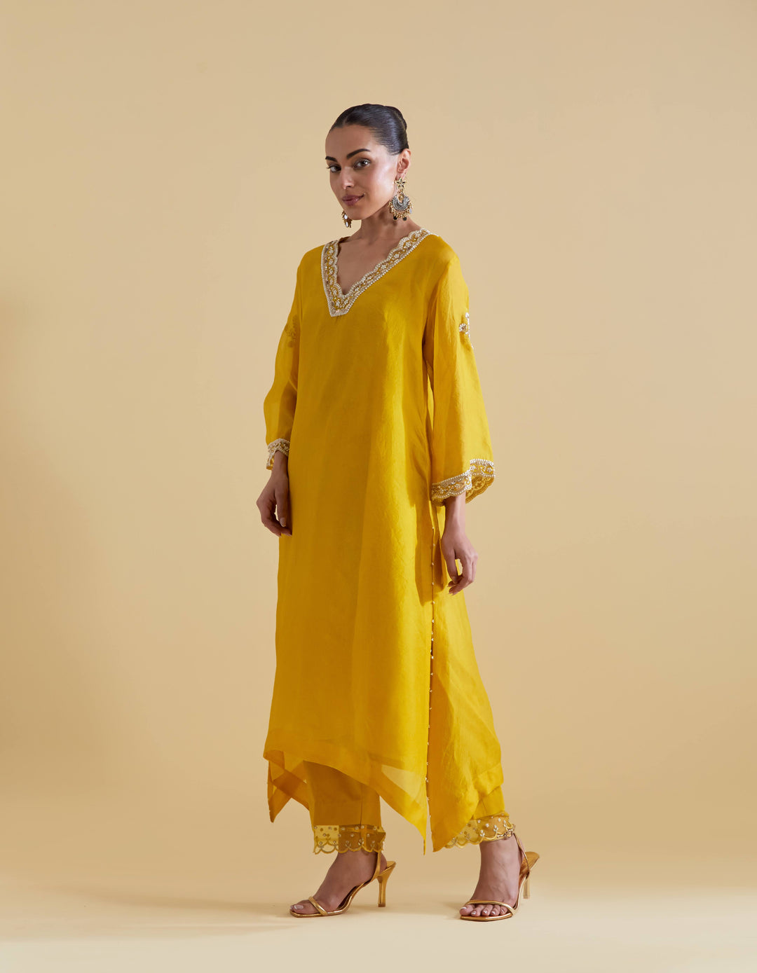 Mustard Scallopped V Neck Kurta Set with a Slip