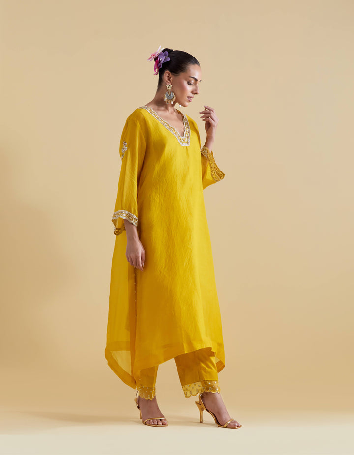 Mustard Scallopped V Neck Kurta Set with a Slip
