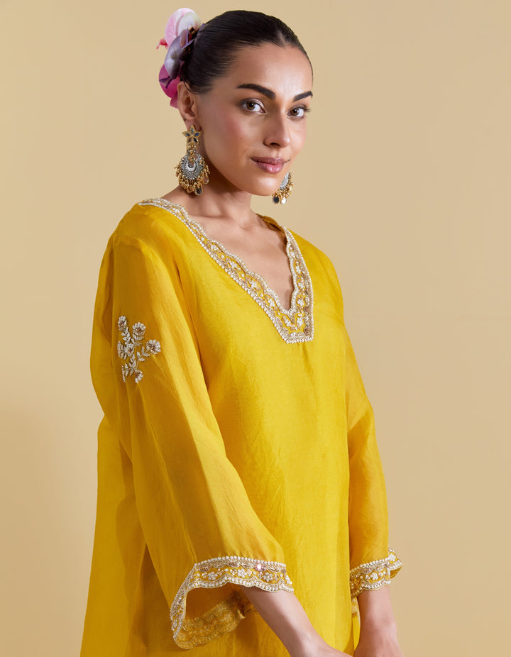 Mustard Scallopped V Neck Kurta Set with a Slip