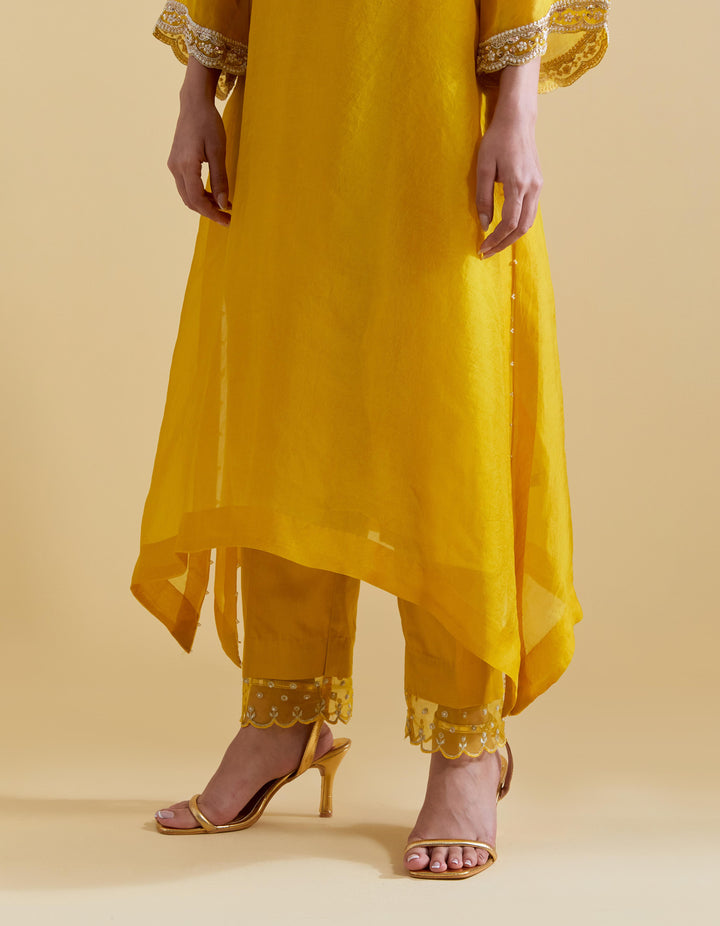 Mustard Scallopped V Neck Kurta Set with a Slip