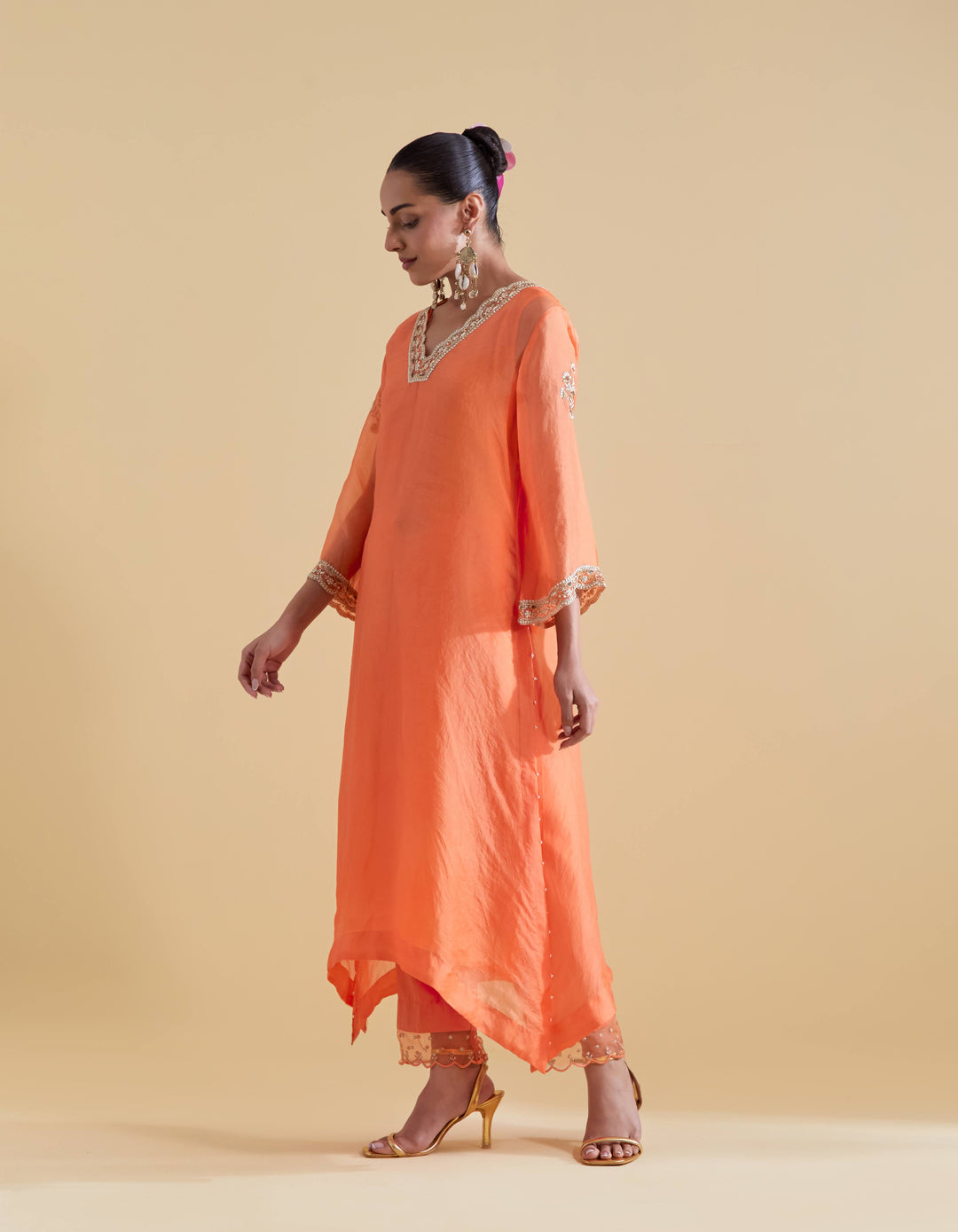 Orange Scallopped V Neck Kurta Set with a Slip