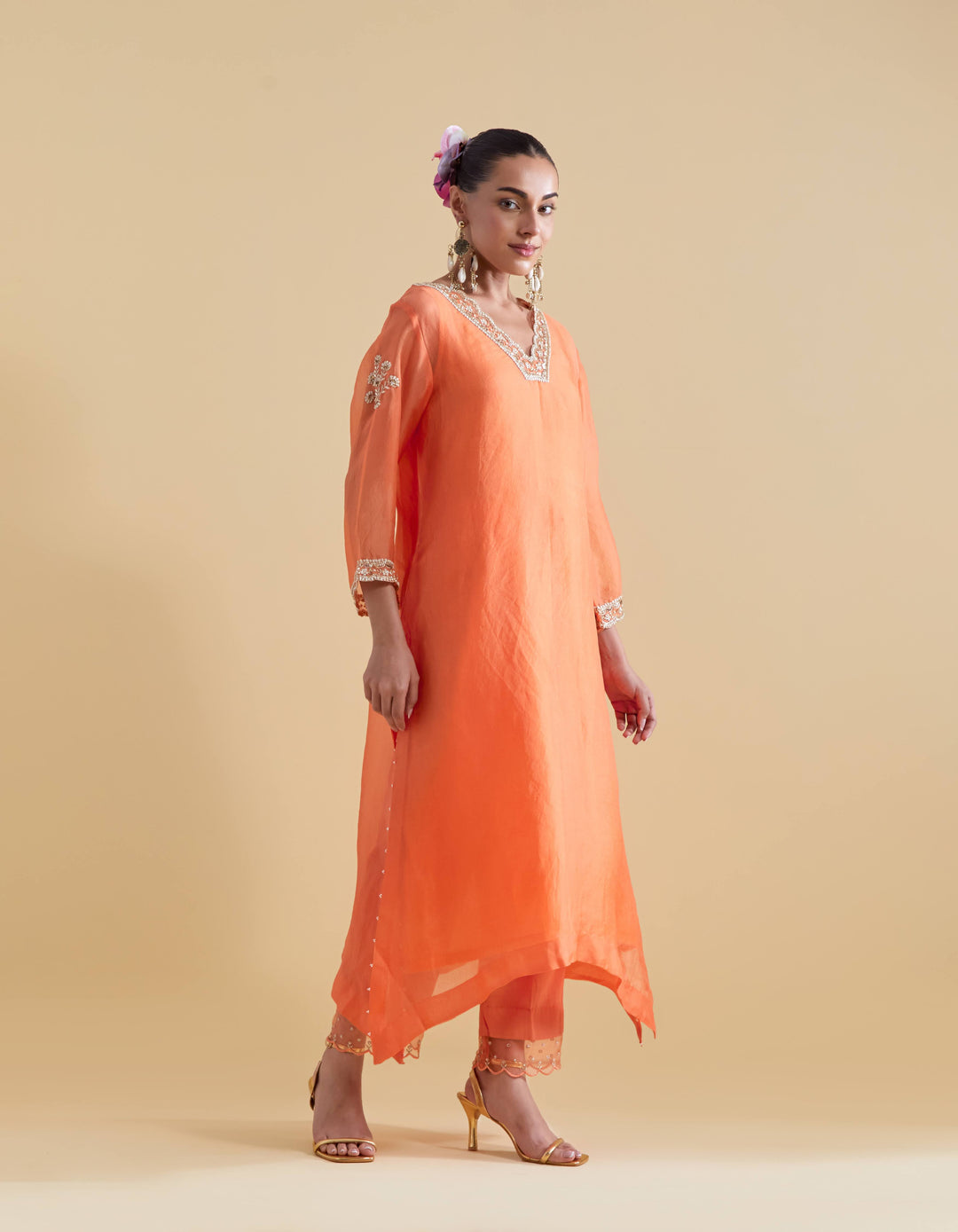 Orange Scallopped V Neck Kurta Set with a Slip