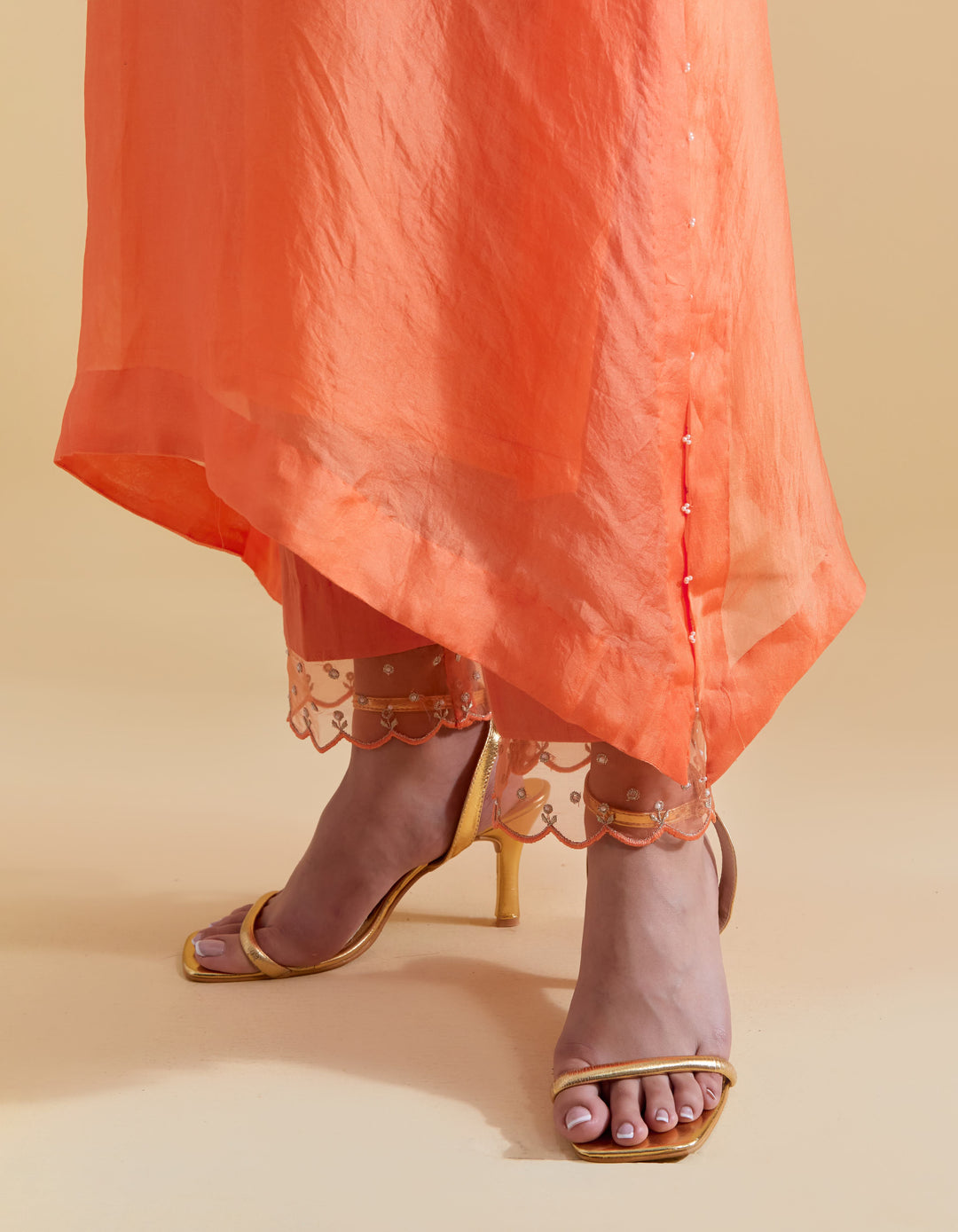 Orange Scallopped V Neck Kurta Set with a Slip