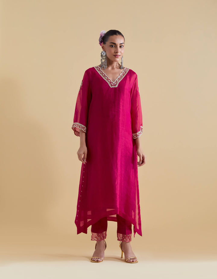 Rani Pink Scallopped V Neck Kurta Set with a Slip