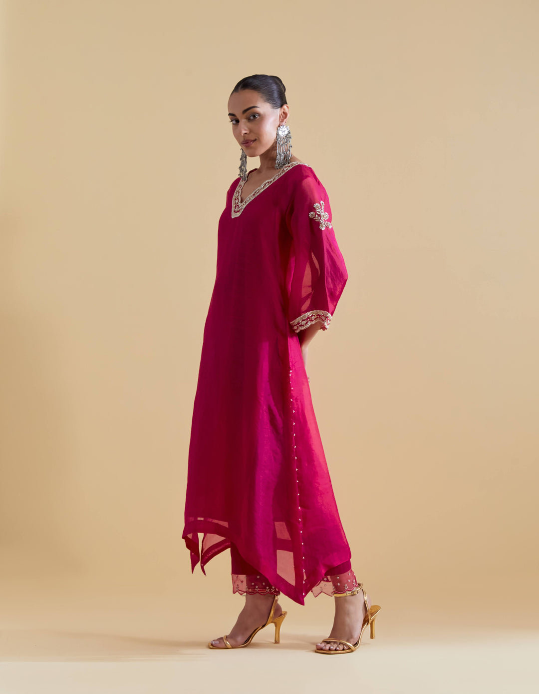 Rani Pink Scallopped V Neck Kurta Set with a Slip