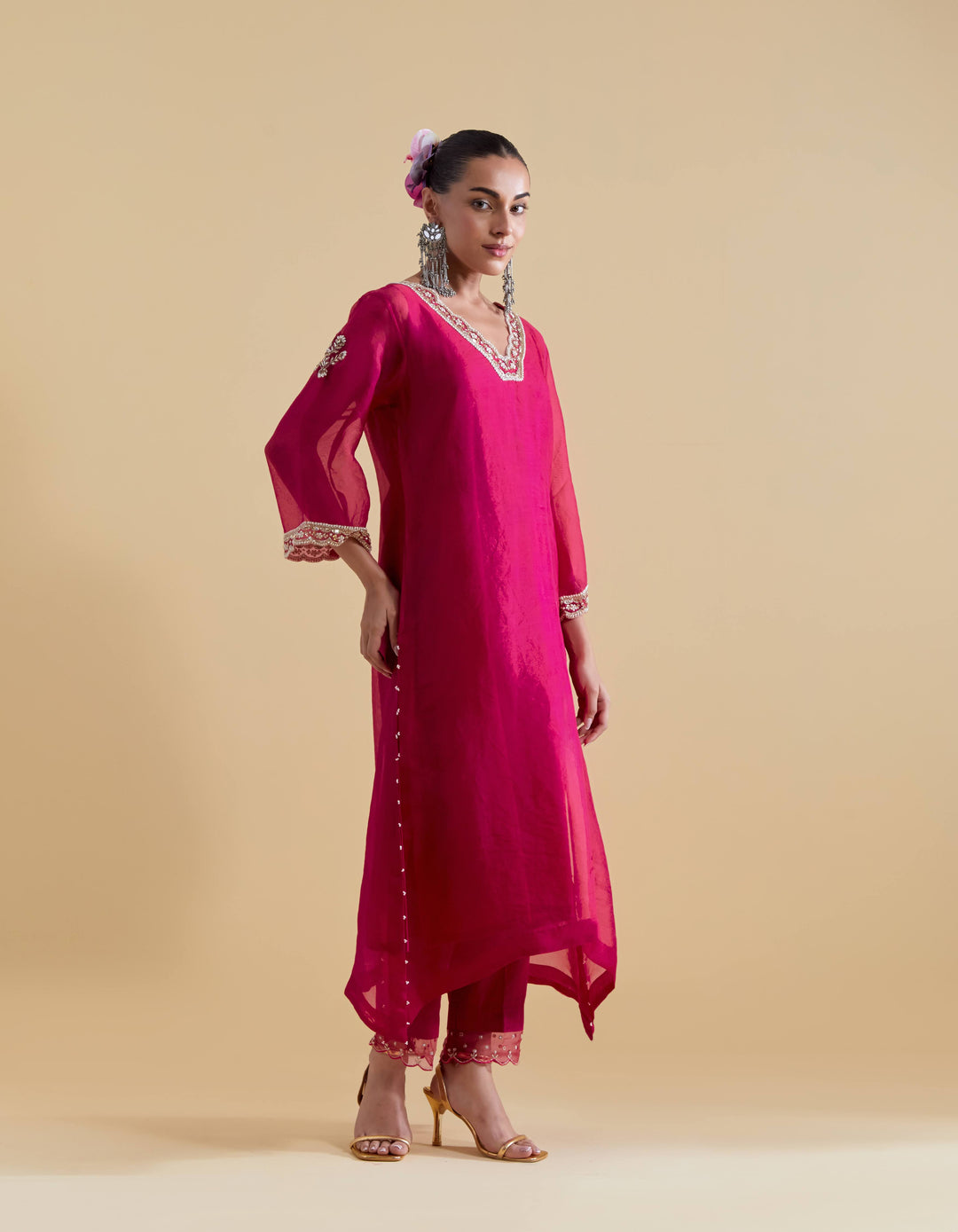 Rani Pink Scallopped V Neck Kurta Set with a Slip