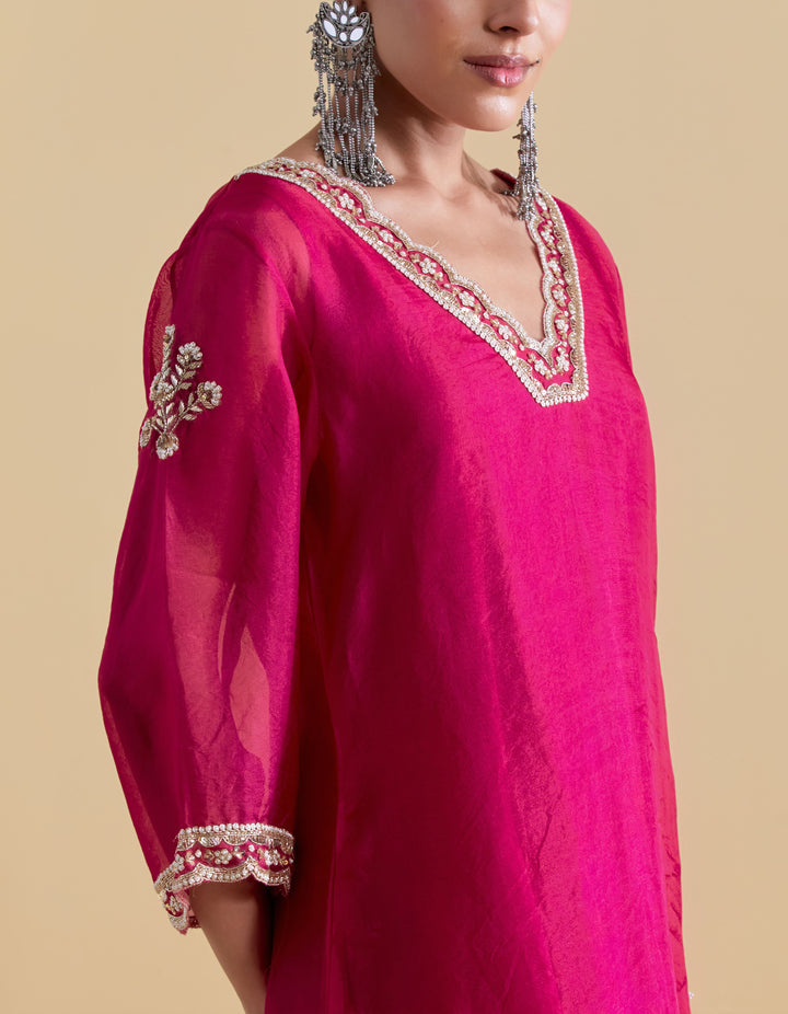 Rani Pink Scallopped V Neck Kurta Set with a Slip