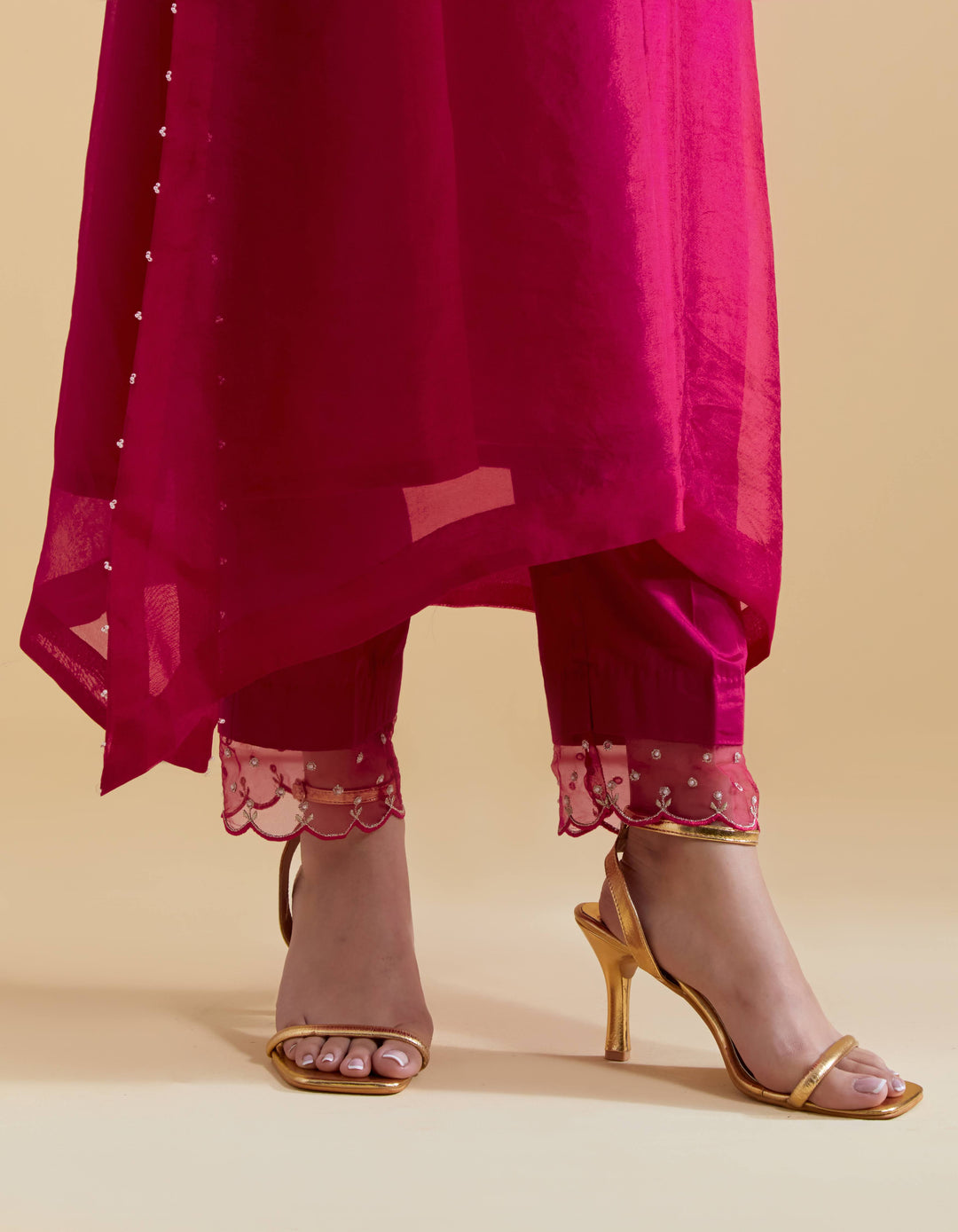 Rani Pink Scallopped V Neck Kurta Set with a Slip