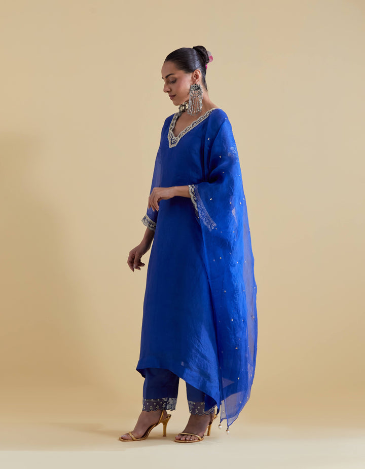 Royal Blue Scallopped V Neck Kurta Set with a Slip