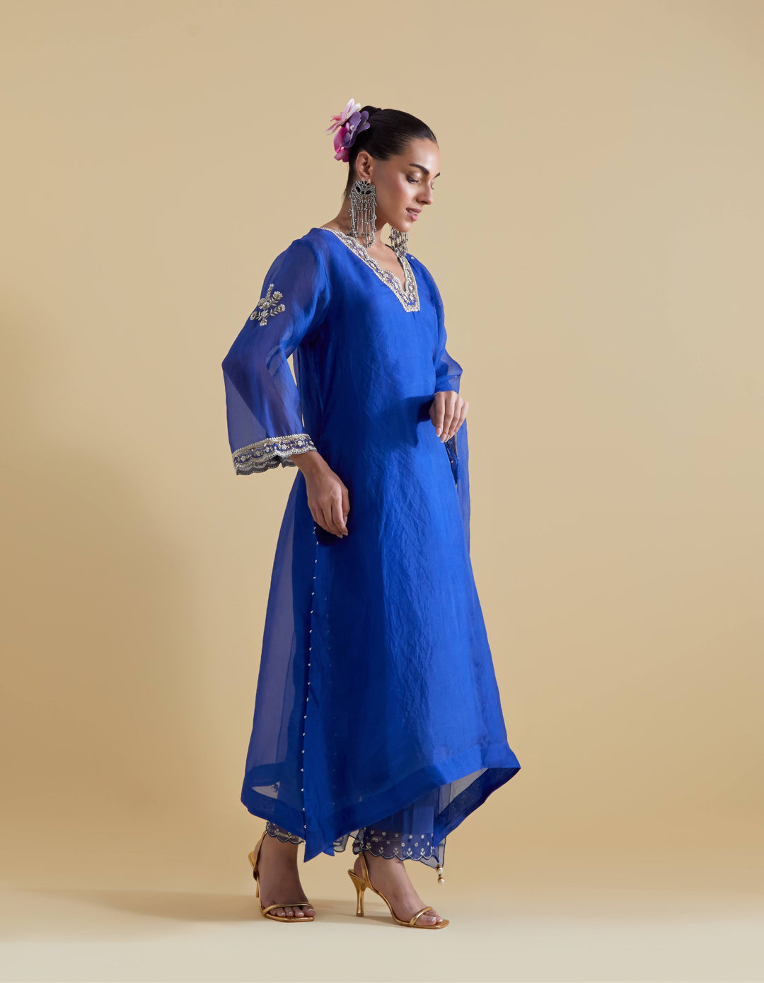 Royal Blue Scallopped V Neck Kurta Set with a Slip