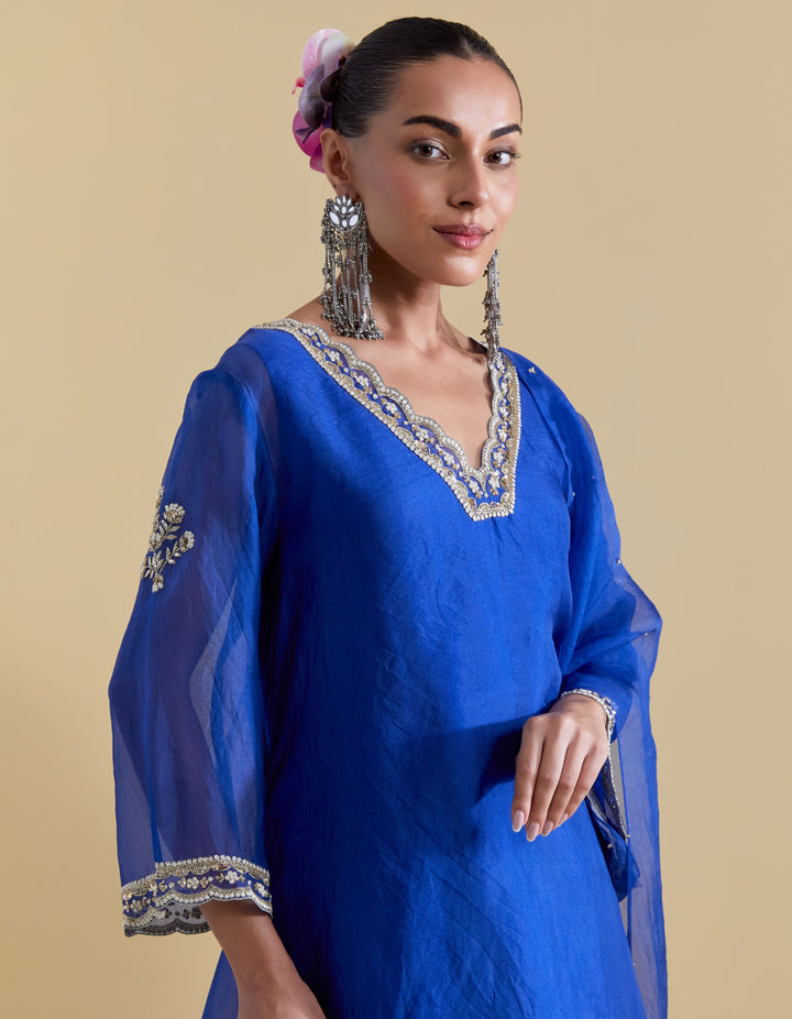 Royal Blue Scallopped V Neck Kurta Set with a Slip