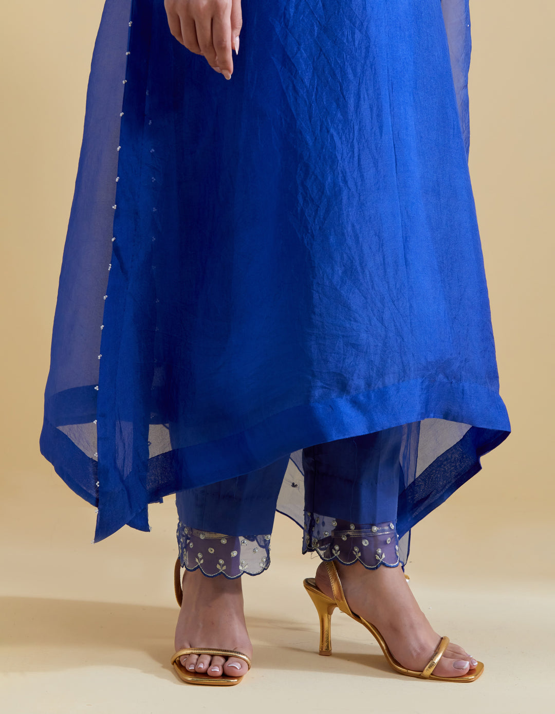 Royal Blue Scallopped V Neck Kurta Set with a Slip