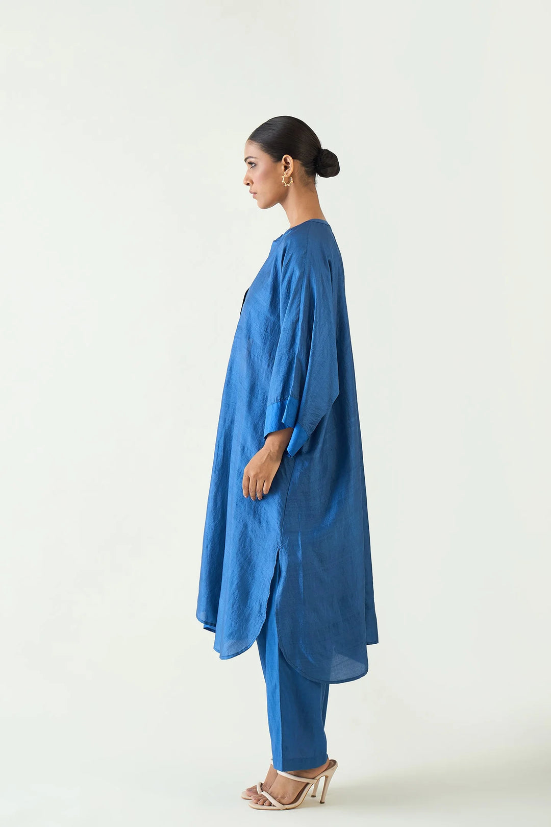 Niti: Linear Blue and Beige Long Kimono set- Blue