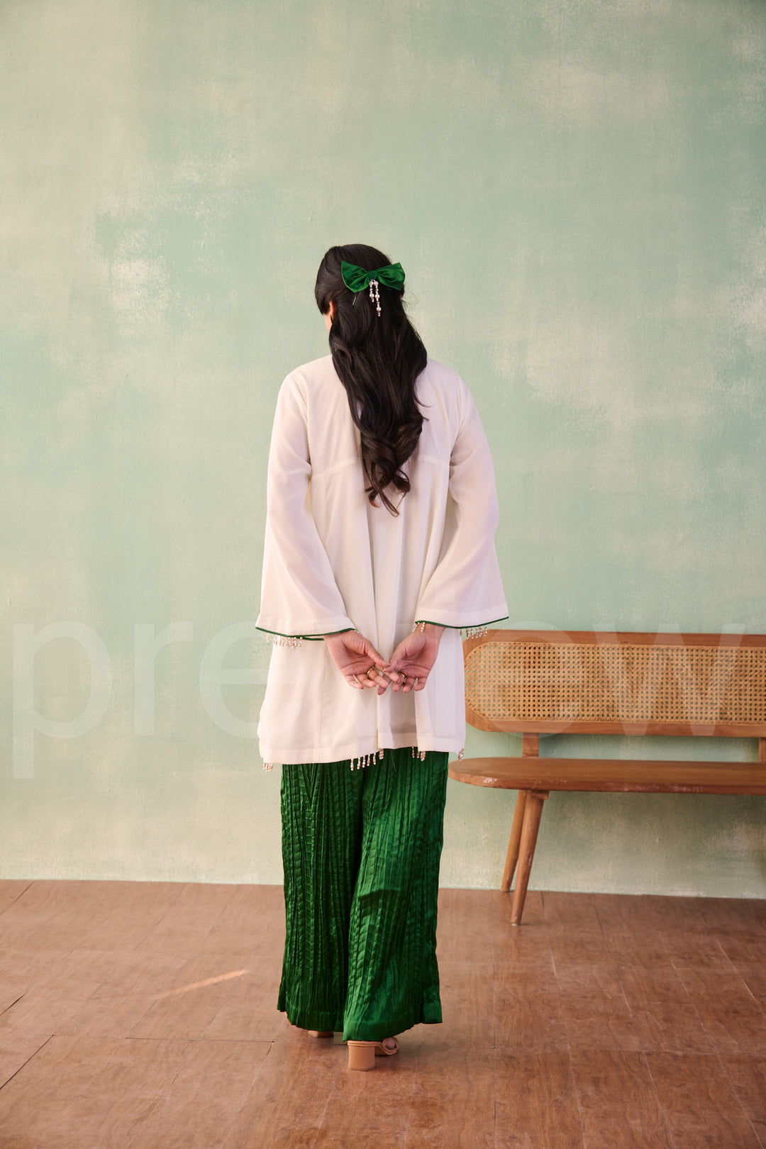 mid bust yoke, Thread details on the side with kali ghera comes along with pleated pant