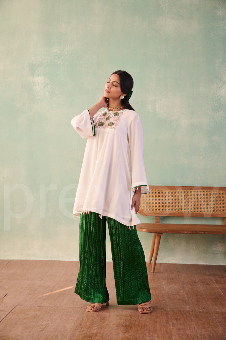 mid bust yoke, Thread details on the side with kali ghera comes along with pleated pant