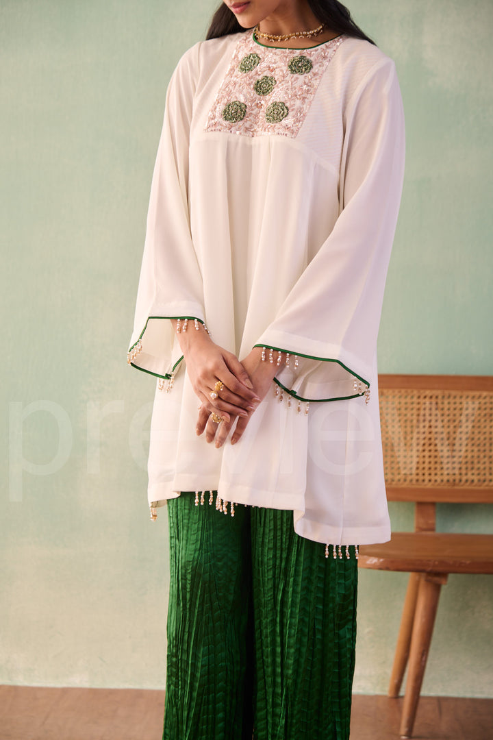 mid bust yoke, Thread details on the side with kali ghera comes along with pleated pant