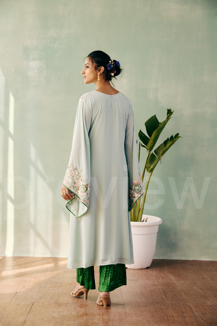 long a-line shirt with big bell sleeve comes along with pleated fabric