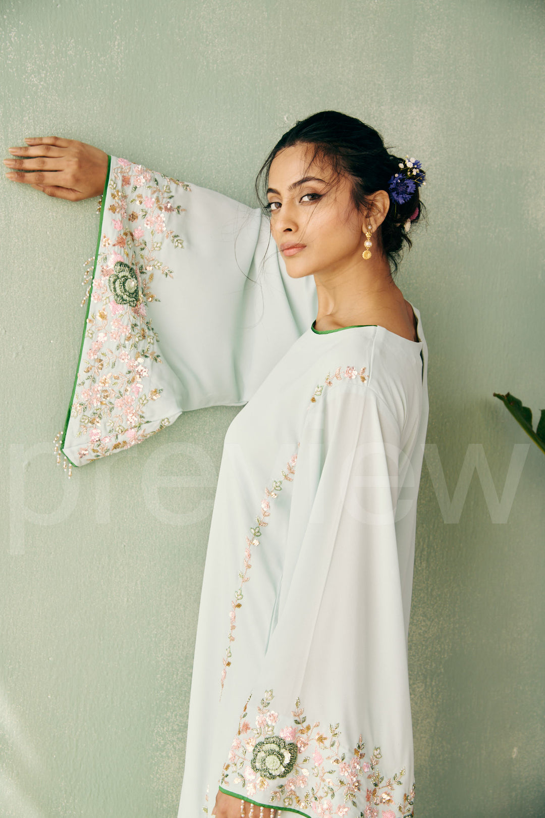 long a-line shirt with big bell sleeve comes along with pleated fabric