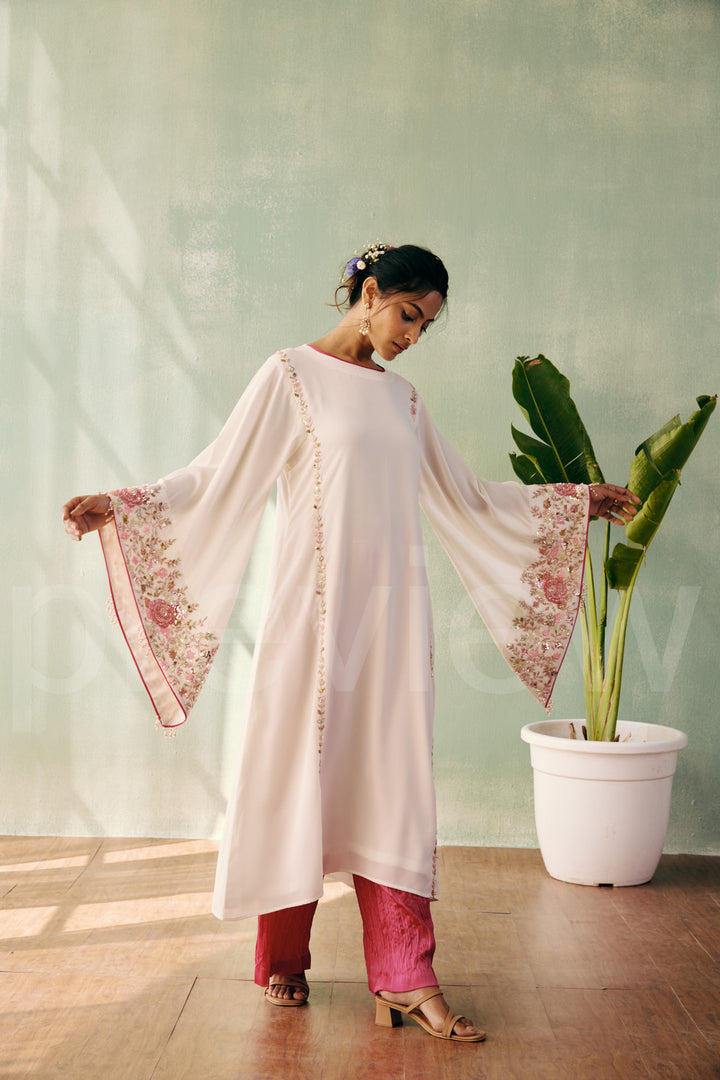 long a-line shirt with big bell sleeve comes along with pleated pant