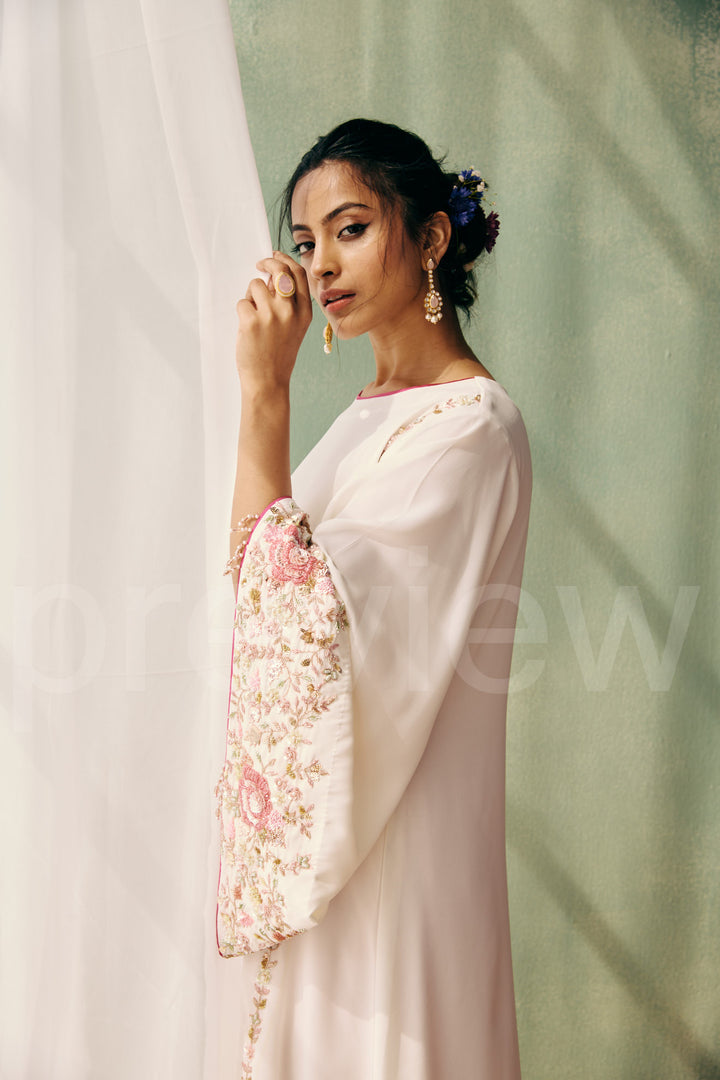 long a-line shirt with big bell sleeve comes along with pleated pant