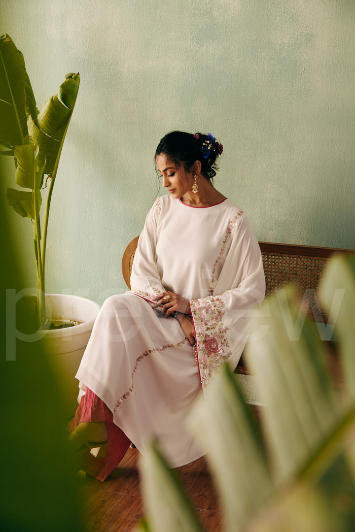 long a-line shirt with big bell sleeve comes along with pleated pant
