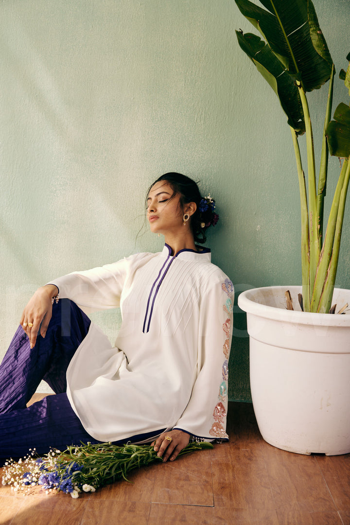 straight kurta with bell sleeve comes along with pleated fabric