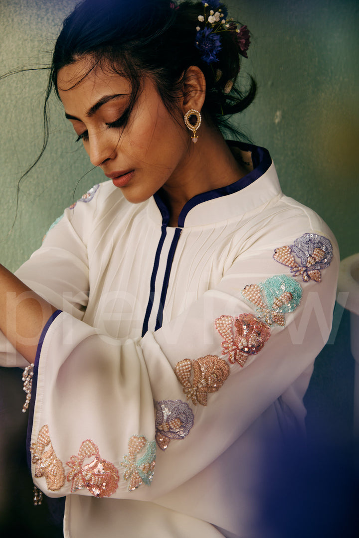 straight kurta with bell sleeve comes along with pleated fabric