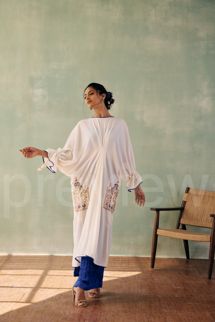 kaftan with puff sleeves comes along with pleated pant