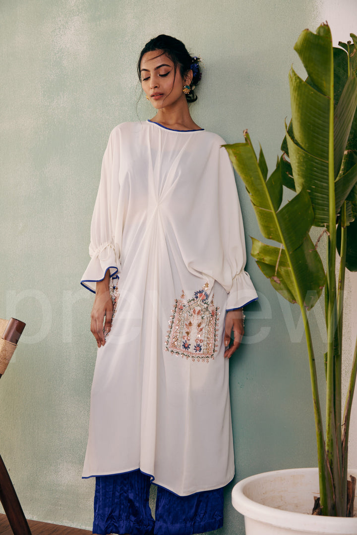 kaftan with puff sleeves comes along with pleated pant