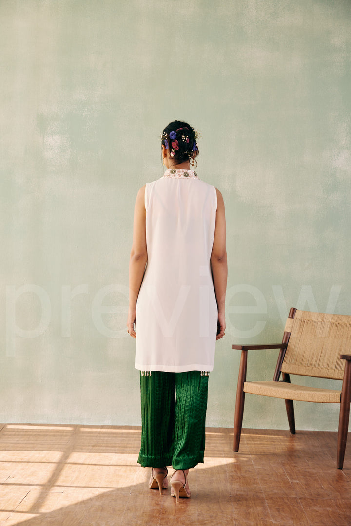 sleeveless jacket with bustier comes along with pleated pant