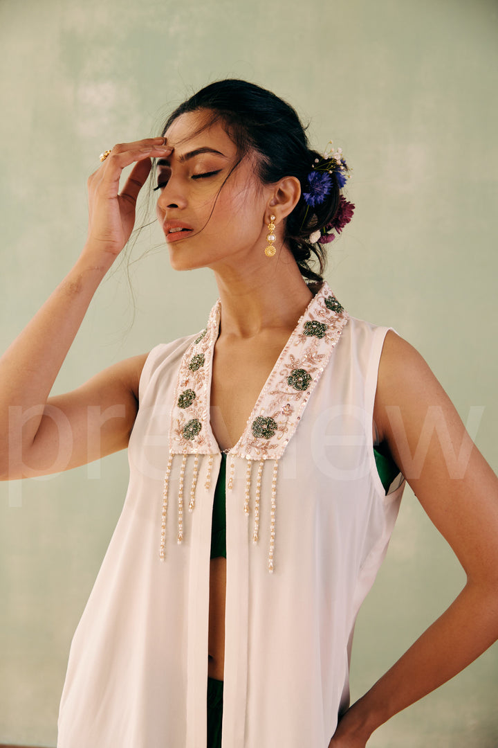 sleeveless jacket with bustier comes along with pleated pant