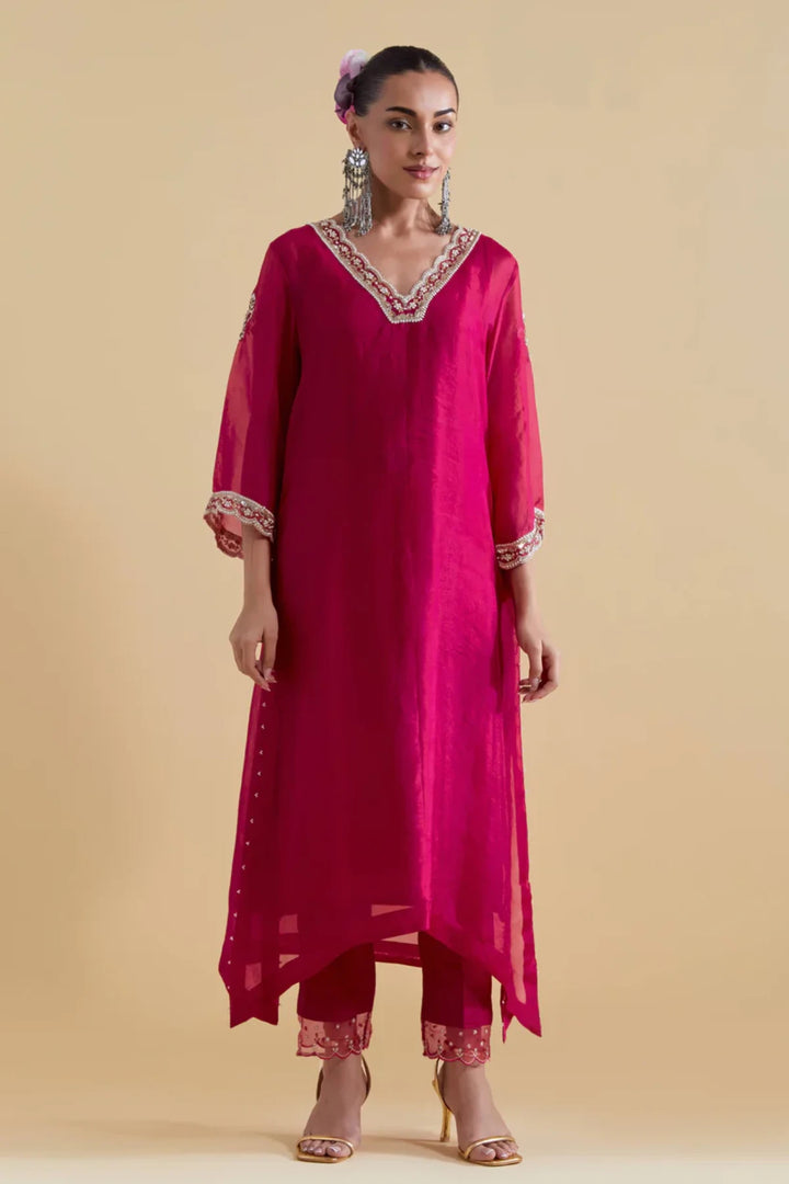 Rani Pink Scallopped V Neck Kurta Set with a Slip