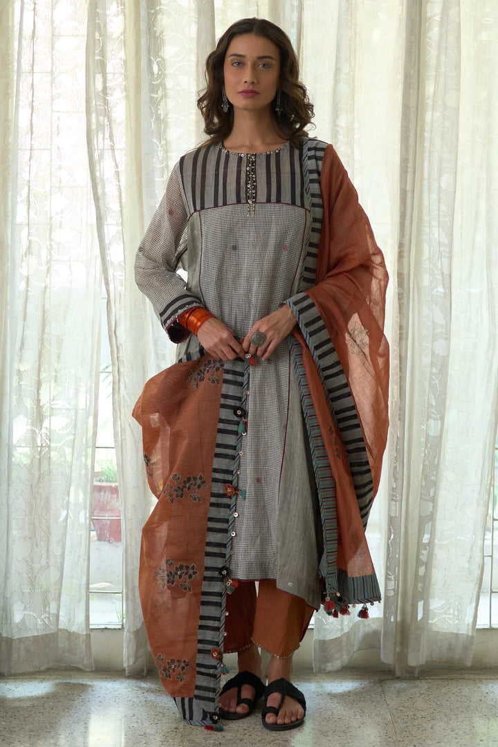 Saroj Kurta