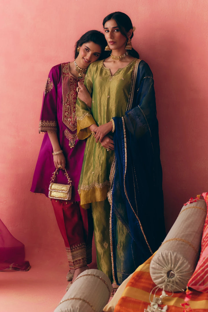 M12058 - Zaina