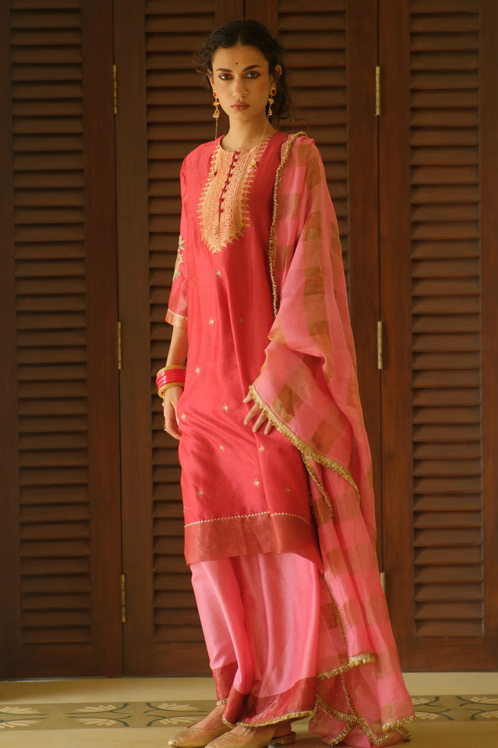 Aline benerasi woven kurta W sleeve emb & contrast pant & checks dupatta