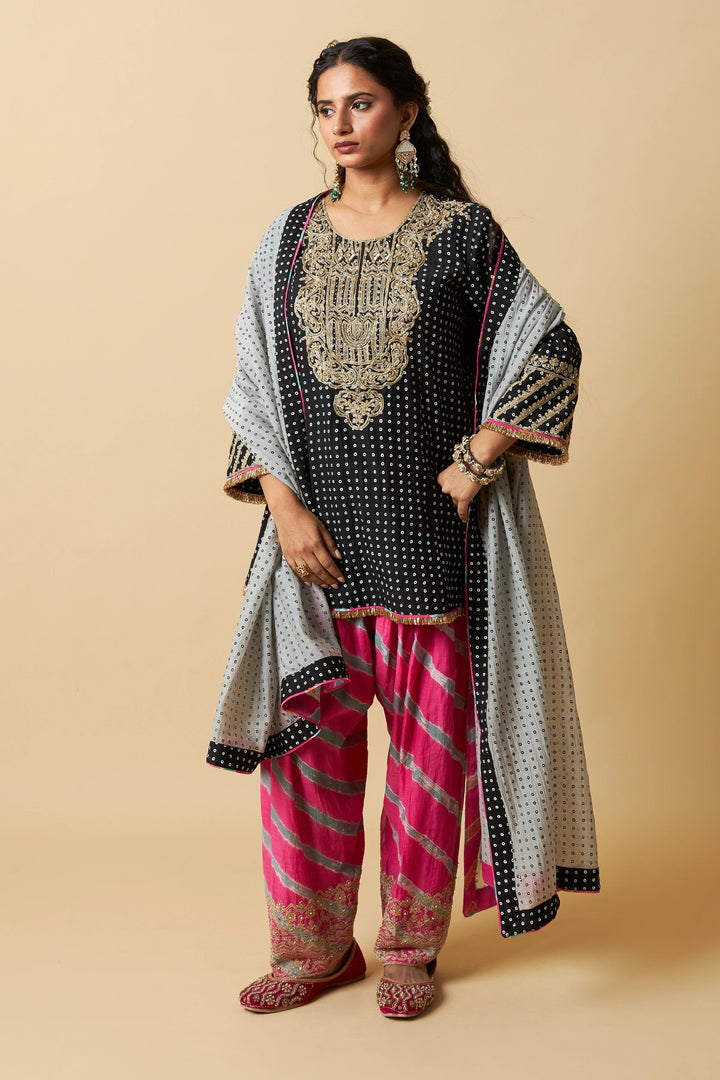 Kaali Rangili Embroidered Kurta Set - Set of 3
