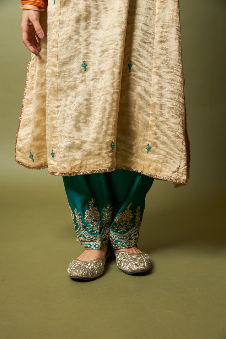 Chand Moti embroidered kurta set